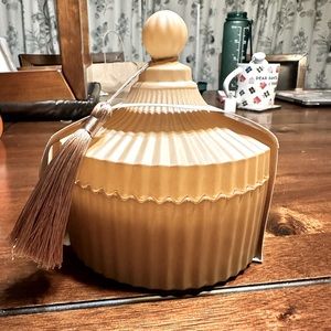 House Of Harlow Matcha Teakwood candle